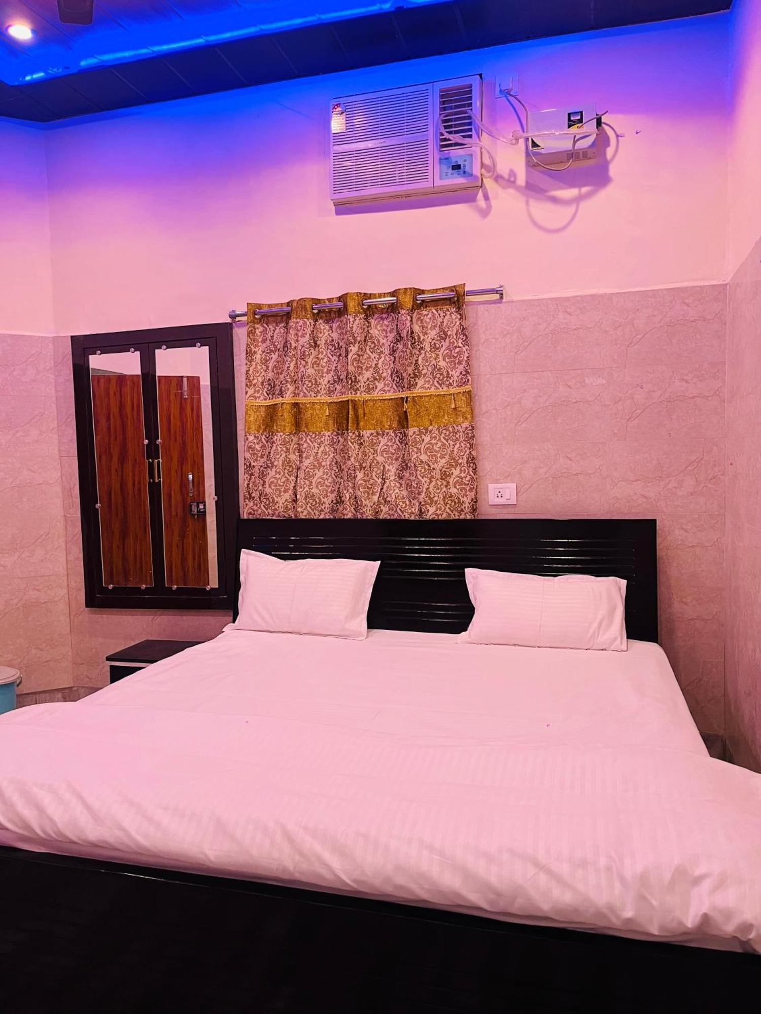 Saroja Paying Guest House Varanasi Eksteriør billede